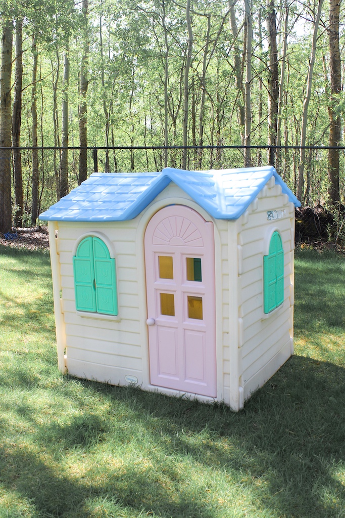 How To Makeover A Plastic Playhouse Using Spray Paint!