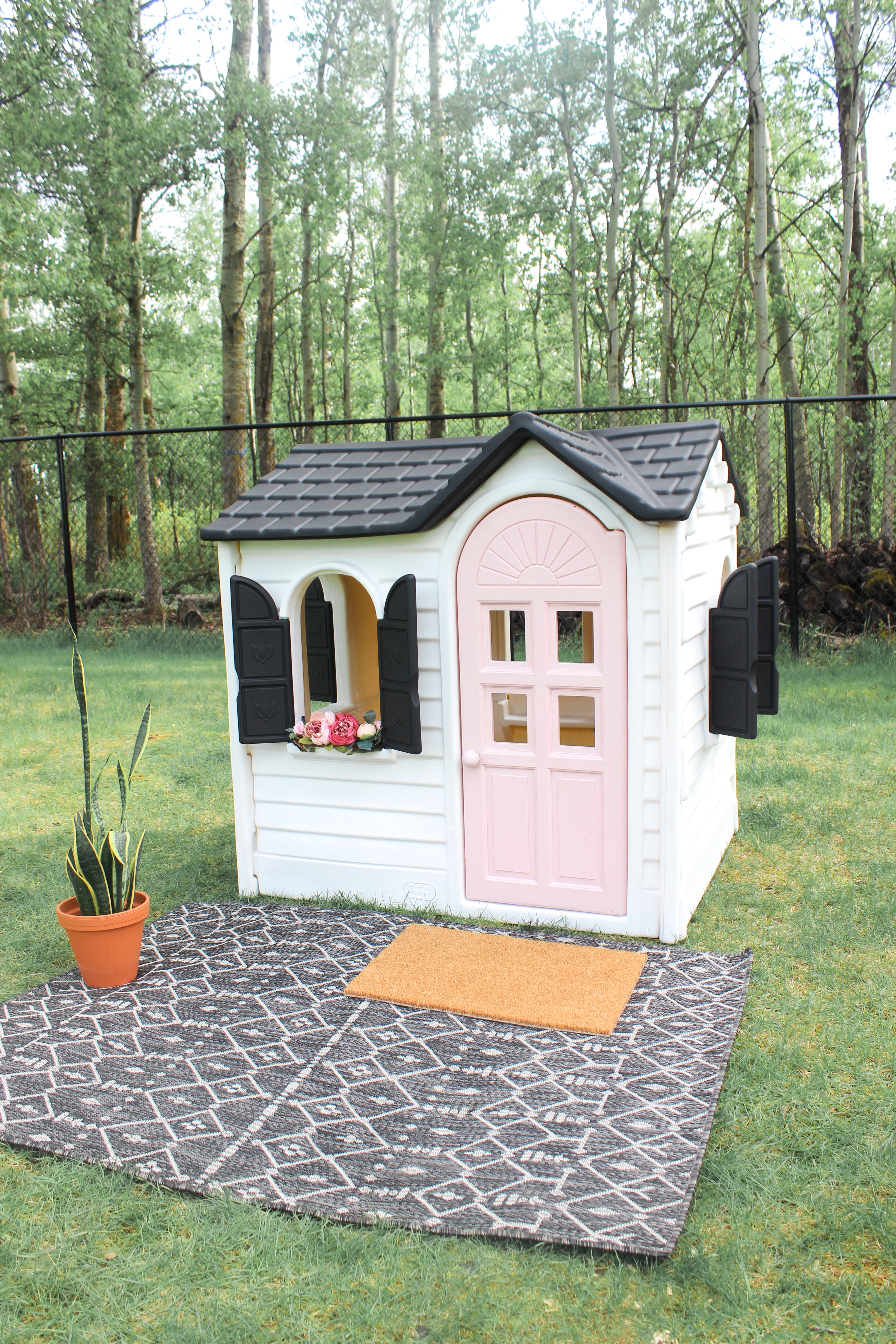 How To Makeover A Plastic Playhouse Using Spray Paint!